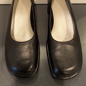 Black low heel and rounded toe pump. Size 6.5. Stylish and comfortable!